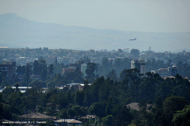 1 Avion aterrizando en el aeropuerto de Bole, Addis Abeba.